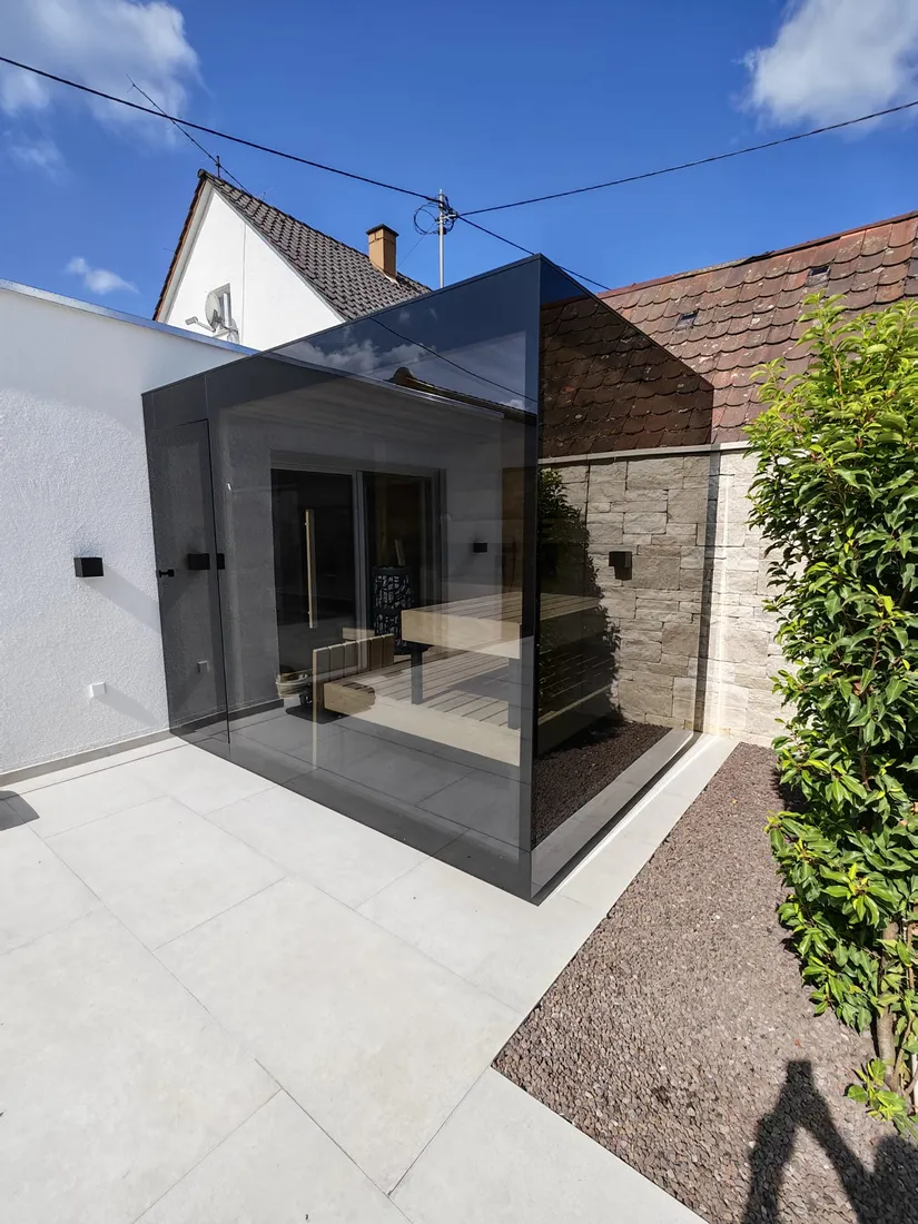 Glas-Saunahaus im Garten, errichtet von SK Pools