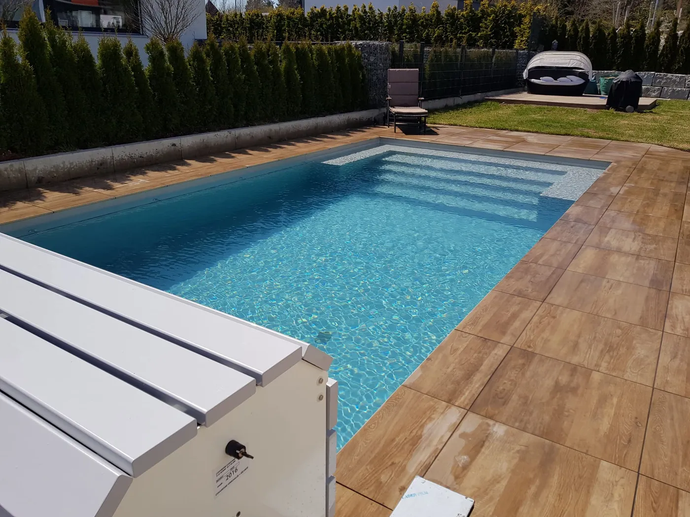 Pool mit automatischer Rollladen-Abdeckung