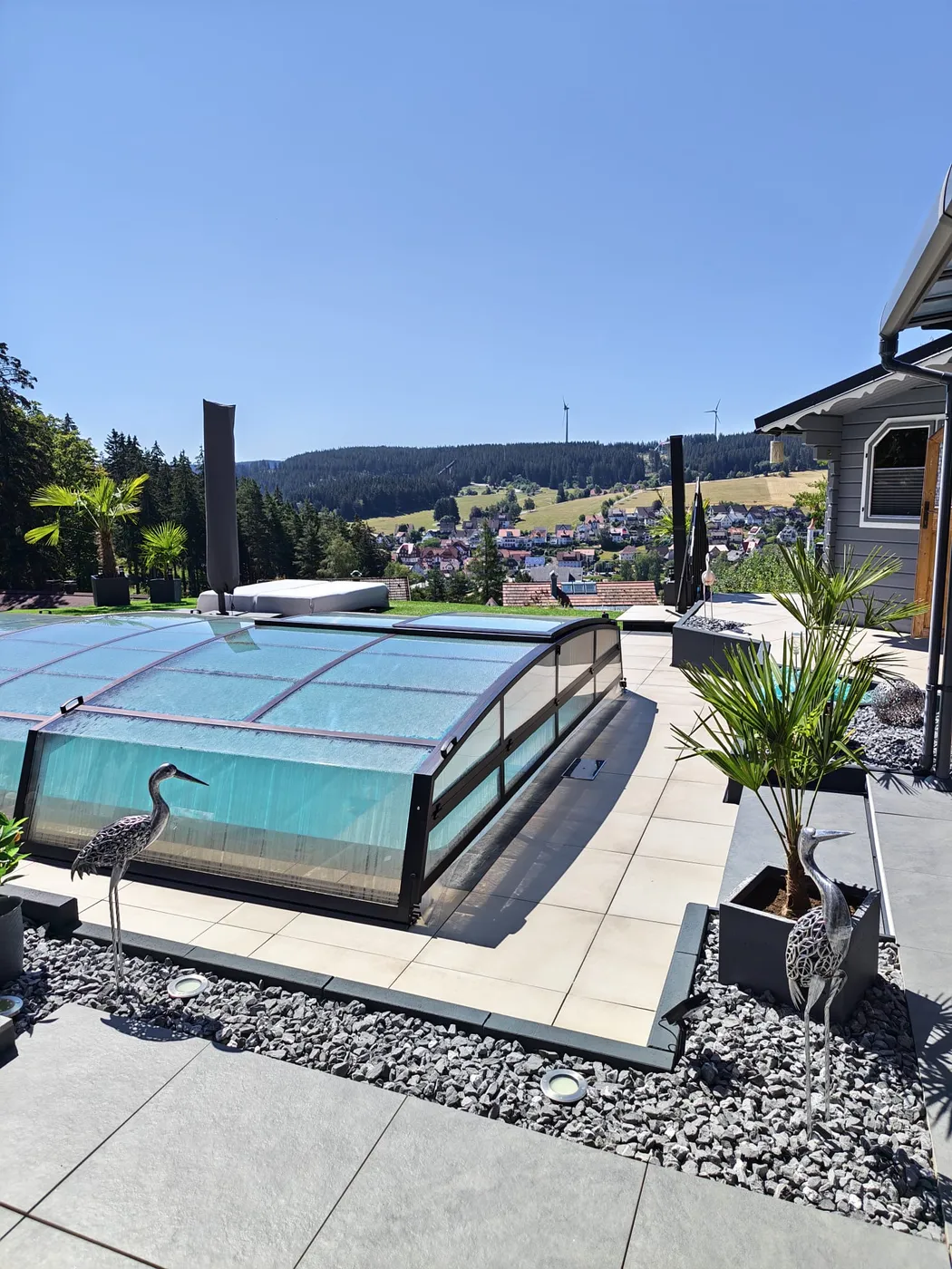 Pool mit Panorama-Überdachung im Garten