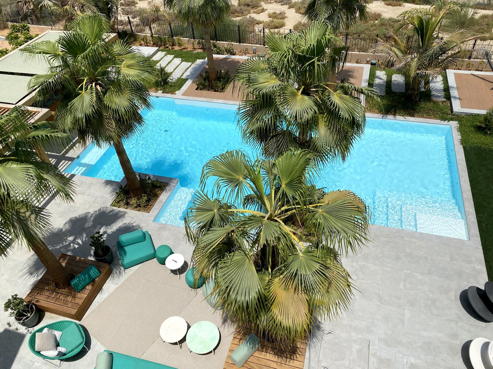 Blick über den Resort-Pool Richtung Palmen